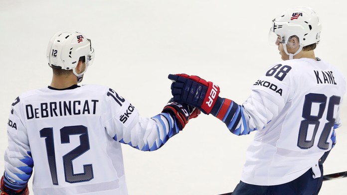 Američan Patrick Kane (vľavo) sa snaží prekonať gólmana Patrika Rybára cez Erika Černáka v dueli na MS 2019.