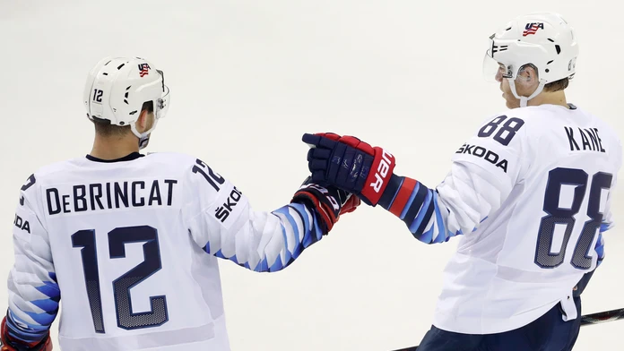 Američan Patrick Kane (vľavo) sa snaží prekonať gólmana Patrika Rybára cez Erika Černáka v dueli na MS 2019.