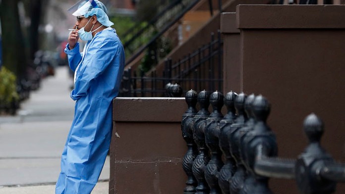 Sestrička vykonáva testy na koronavírus.