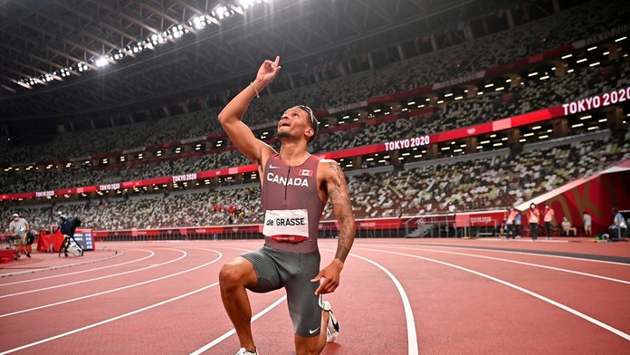 Kanaďan Andre De Grasse po triumfe v behu na 200 m.