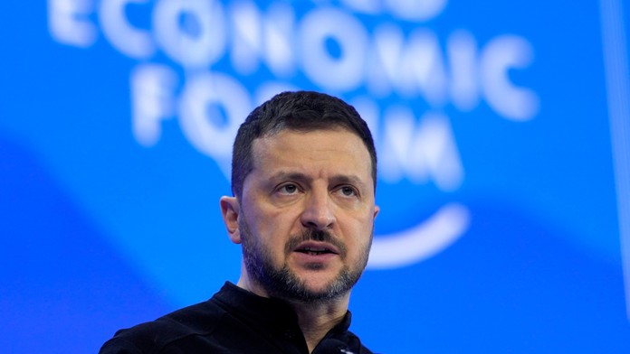 Zelenskyj tvrdí, že ani Západ Ukrajinu nedonúti k územným ústupkom. Opäť sa pustil aj do Fica