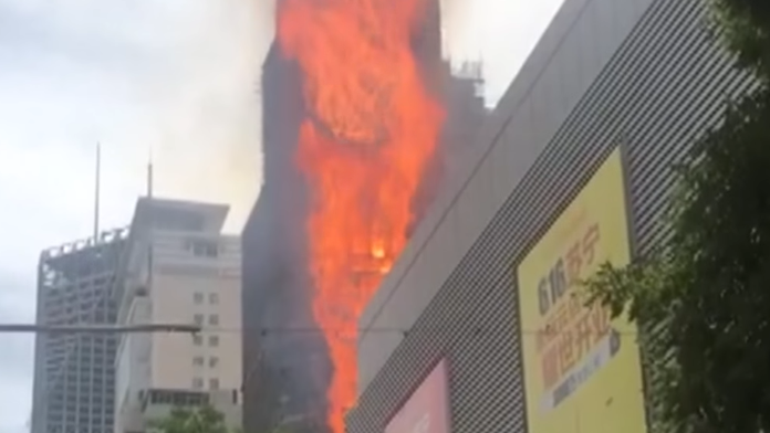 Budova zbĺkla ako fakľa.