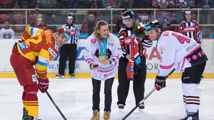 Anastasia Kuzminová vhadzuje čestné buly medzi Tomáša Surového a Branka Radivojeviča..jpg