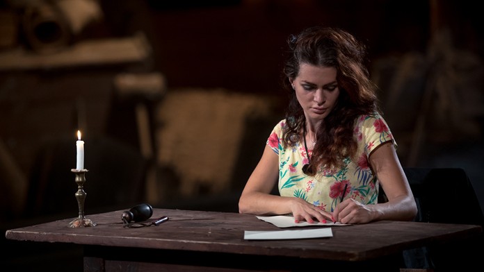 Dajana pri písaní listu na rozlúčku