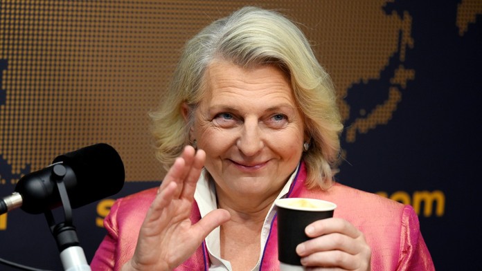 Rakúska exministerka tancovala s Putinom. Teraz si najíma dom v ruskej dedine