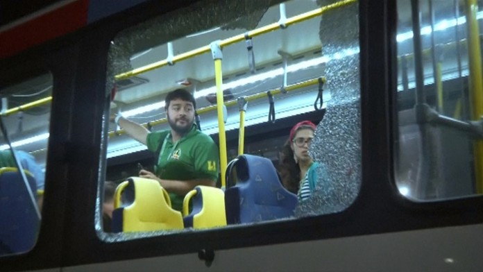 Rozstrieľané okno v autobuse, ktorým prevážali v Riu novinárov.