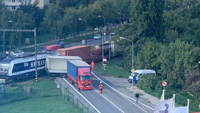 John Tavares z Toronta v dueli proti proti Ottawe.