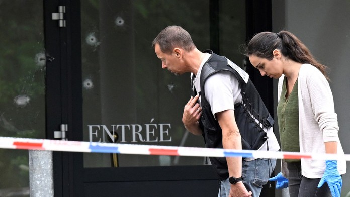 Policajti hľadajú stopy na mieste činu.