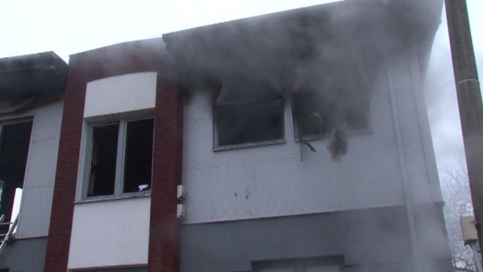 Budovu zachvátil požiar. 