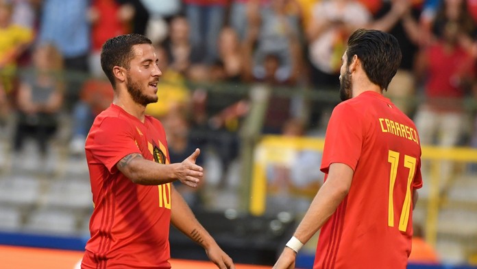 Eden Hazard (vľavo) prijíma gratuláciu od belgického spoluhráča Yannicka Carrasca po góle v príprave pred MS proti Egyptu.