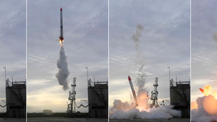 Combosnímka pádu rakety MOMO.