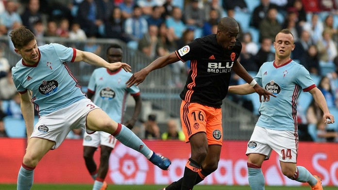 Andreu Fontas a Stano Lobotka (obaja CeltaVigo) v súboji o loptu s Geoffreyom Kondogbiom (Valencia).