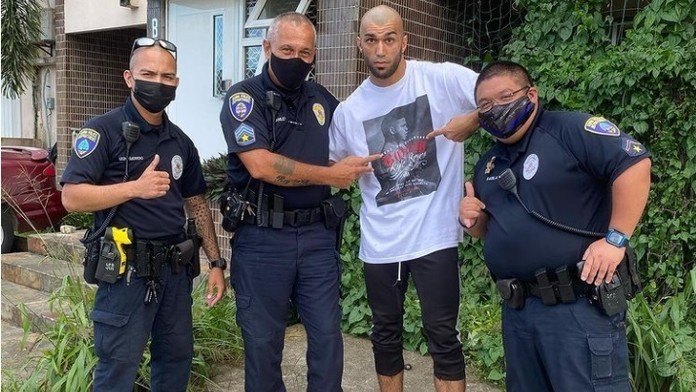 Akmal Khoziev medzi policajtmi.