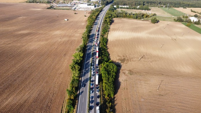 Hromadná nehoda na R1 pri odpočívadle Veľké Zálužie. Cestu smerom na Nitru museli uzavrieť