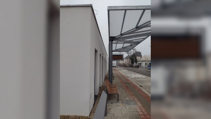 Trenčania sa sťažujú, že sa na stanici nemajú kam skryť pred dažďom či snehom. 