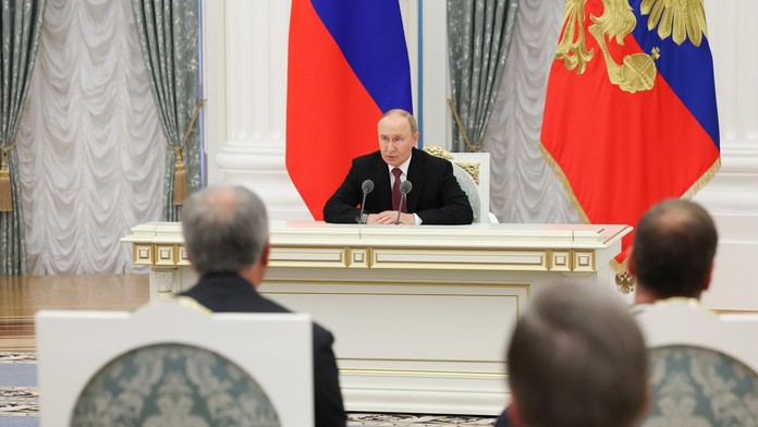 Putin na stretnutí s ruskými politikmi: Rešpektujem postoj USA, treba odstrániť príčiny vojny