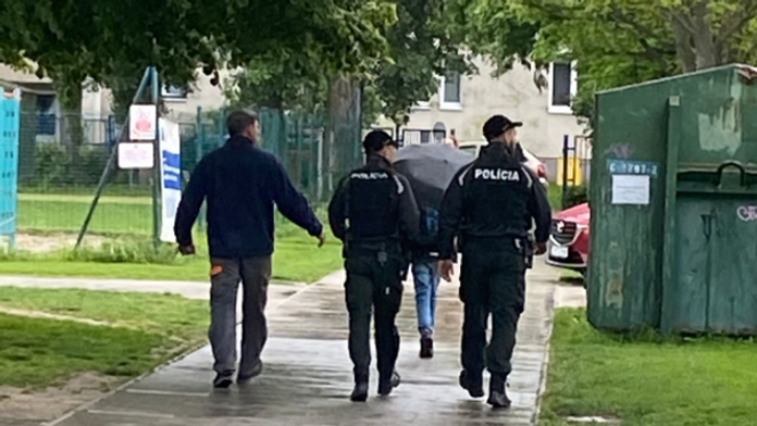 Policajti na základnej škole v bratislavskom Ružinove.