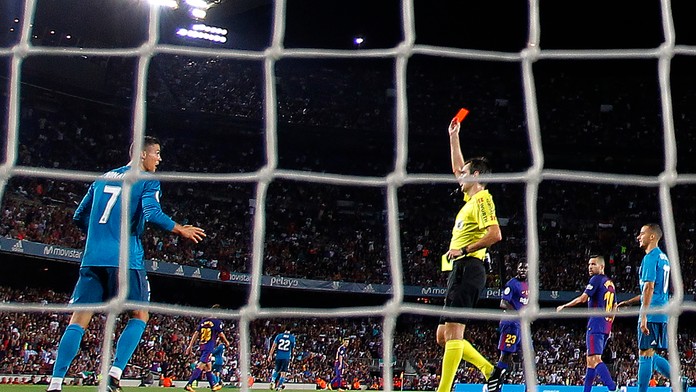 Rozhodca Ricardo de Burgos ukazuje červenú kartu Cristianovi Ronaldovi.