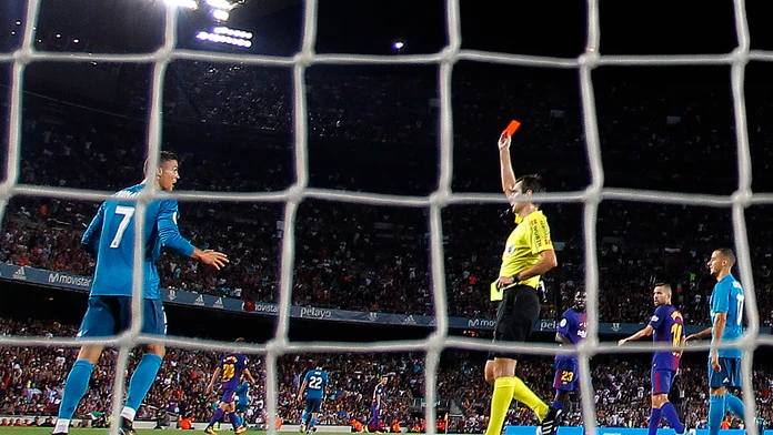 Rozhodca Ricardo de Burgos ukazuje červenú kartu Cristianovi Ronaldovi.
