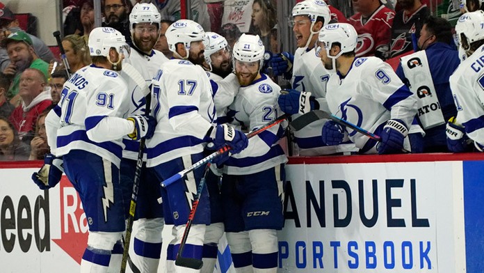 Hokejisti Tampy Bay postúpili do semifinále play off NHL.