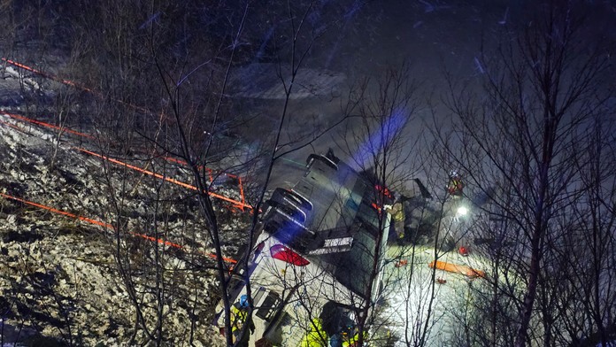 Autobus zišiel z cesty a zastavil sa až v jazere. Nehoda na severe Nórska si vyžiadala 3 životy