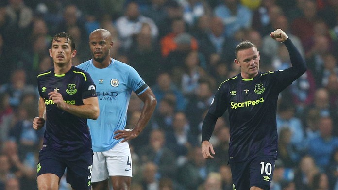 Wayne Rooney (Everton) oslavuje svoj gól do siete Man City.