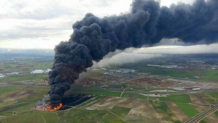 Požiar ilegálnej skládky pneumatík v Španielsku.