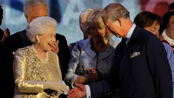 Kráľovná Alžbeta II. so synom, princom Charlesom (4. jún 2012)