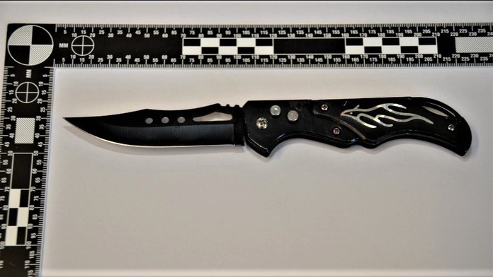 Nočný rozruch v Bratislave. Gruzínec sa opakovane chcel dostať do reštaurácie, potom nožom napadol muža