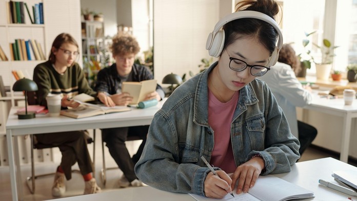 Mladých ľudí trápia problémy so sluchom (ilustračná snímka)