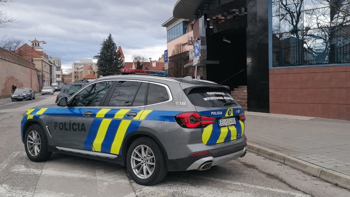 Dráma v Čachticiach. Muž strieľal na dvore po rodine, polícia ho obvinila