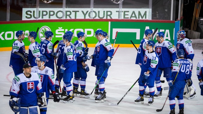 Fínski hráči oslavujú druhý gól spoluhráča Iira Pakarinena.