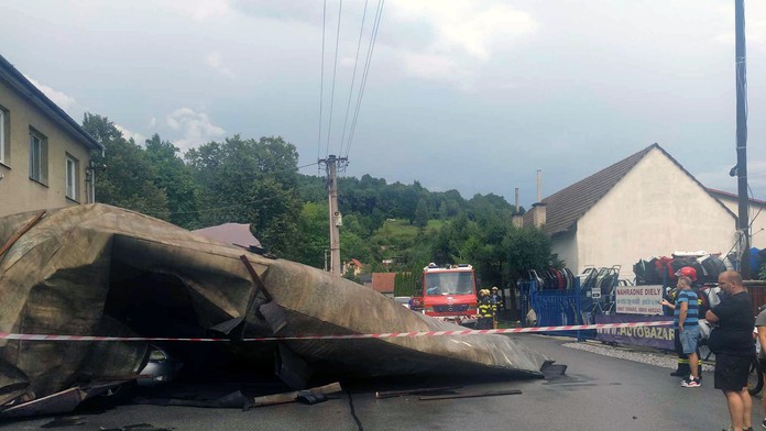 Energetická kalamita po búrkach na severe Slovenska pokračuje. Bez elektriny sú tisíce odberných miest