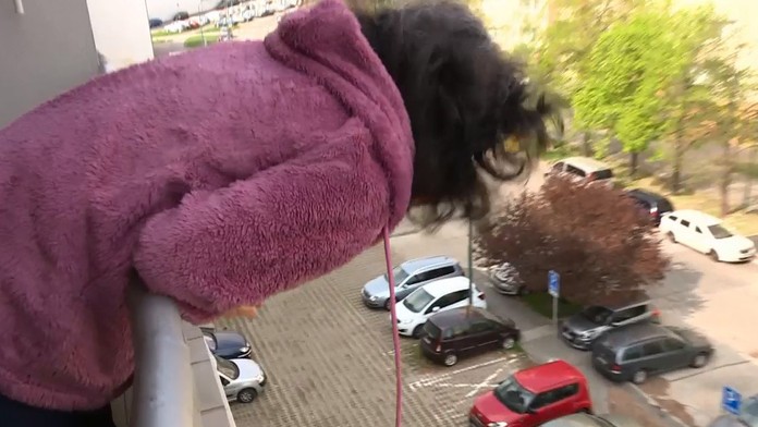 Bratislavčanka sa sťažuje na susedov fajčiacich na balkóne. Neúspešne