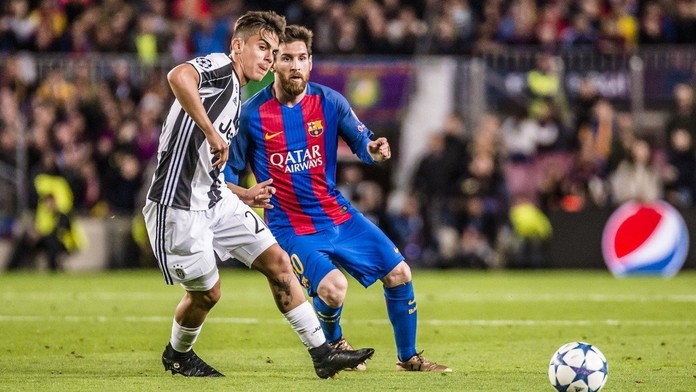 Paulo Dybala a Lionel Messi v súboji o loptu počas štvrťfinále LM 2016/2017.