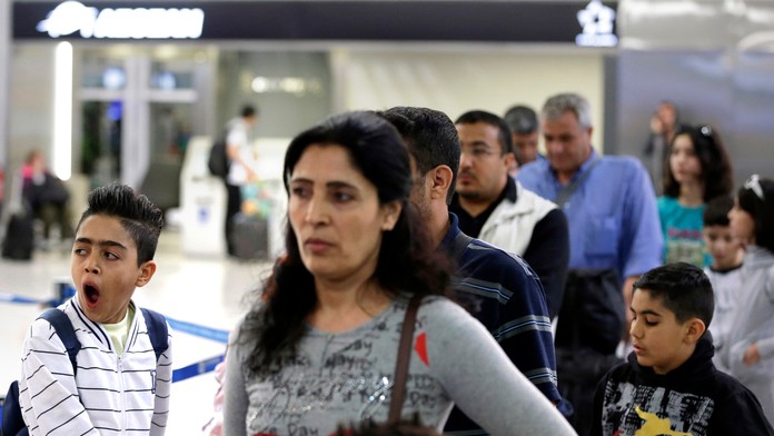 Utečenci zo Sýrie a Iraku na medzinárodnom letisku v Aténach minulý rok.