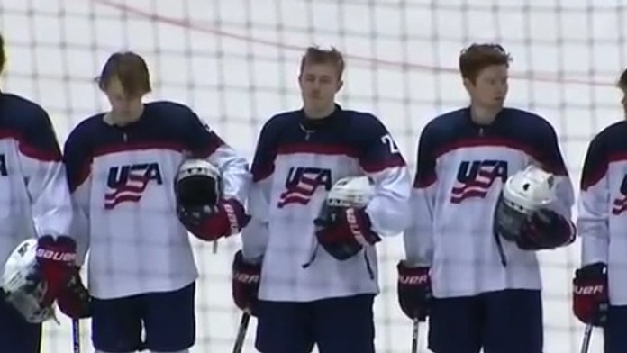 Americkí hráči počas "štátnej" hymny.