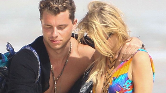 Paris Hilton ukázala viac. Intímne partie sa jej nezmestili do nohavičiek