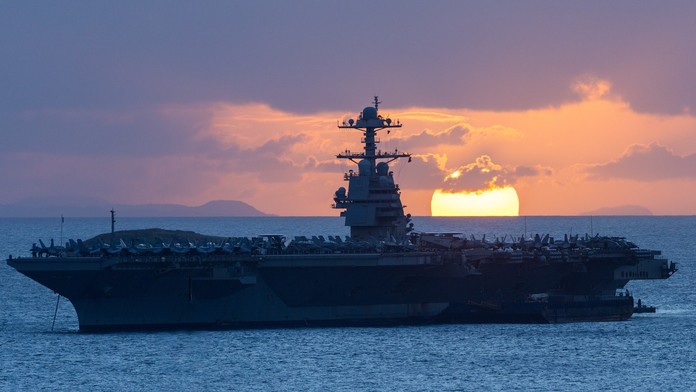 Trump stupňuje tlak na Irán. Na Blízky východ vyslal druhú lietadlovú loď