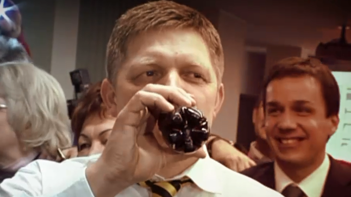 Robert Fico pije svetoznámy nápoj