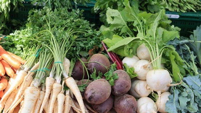 Odborníci odporúčajú seniorom túto nenápadnú zeleninu. Pomáha s tlakom, trávením aj proti únave