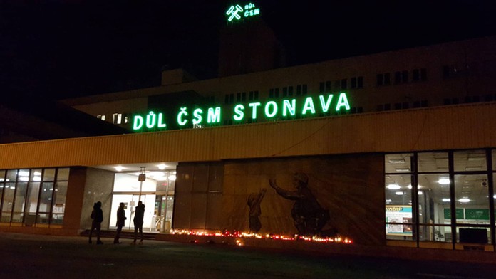 Horiace sviečky za obete výbuchu v bani v Karvinej.