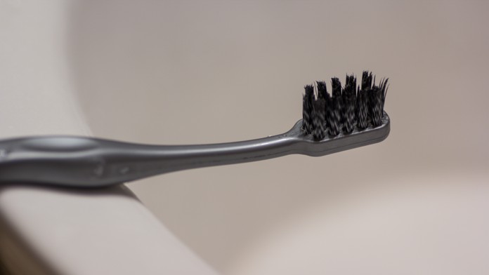 Vaša zubná kefka skrýva „odporný koktail“ miliónov baktérií, plesní aj vykálov. Ako ju udržať čistú?