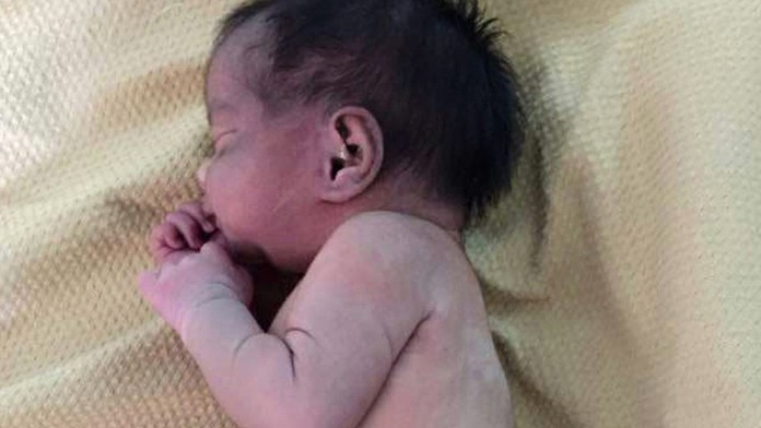 Novorodenec zo západnej Indie. 