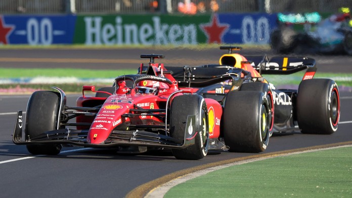 Charles Leclerc pred Maxom Verstappenom.