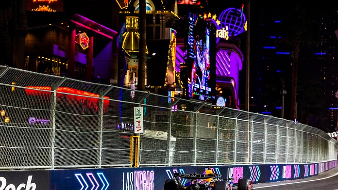 Verstappen potvrdil dominanciu aj v Las Vegas. Red Bull v závere prišiel o double