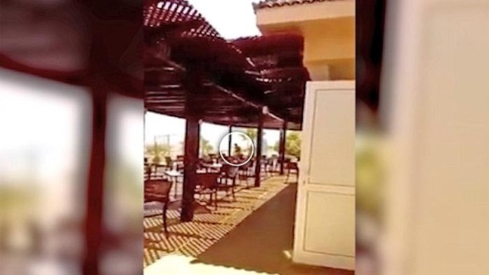 Pracovník hotela prenasleduje tuniského strelca.