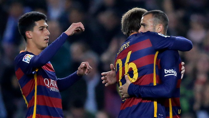 Vpravo hráč Barcelony Sandro oslavuje so spoluhráčmi svoj gól v odvete 16-finále futbalového Kráľovského pohára.