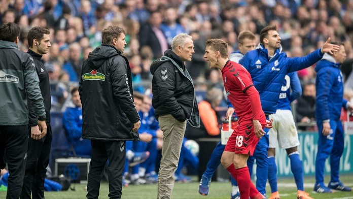 Nils Petersen opúšťa ihrisko po červenej karte.