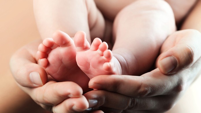 Ruky matky a nohy bábätka